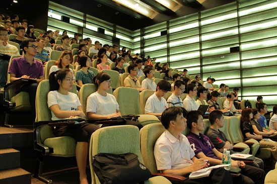 香港大学医学院陈鸿霖博士展示现代传染病研究成果